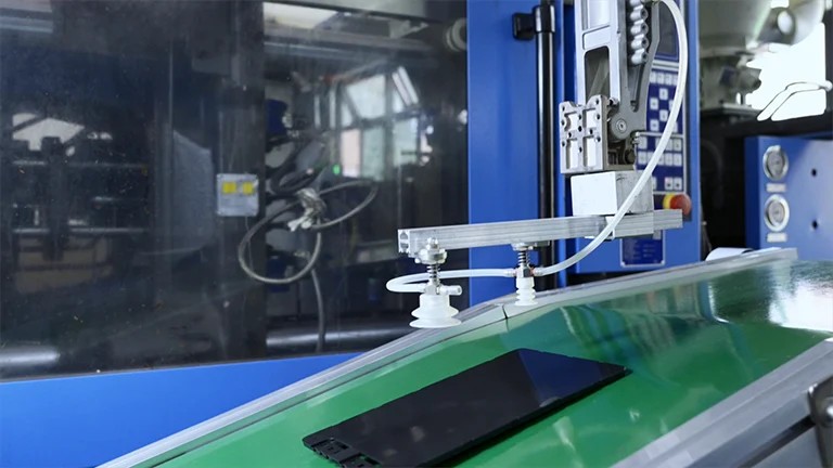 Sending parts to the assembly line by automatic robot arm