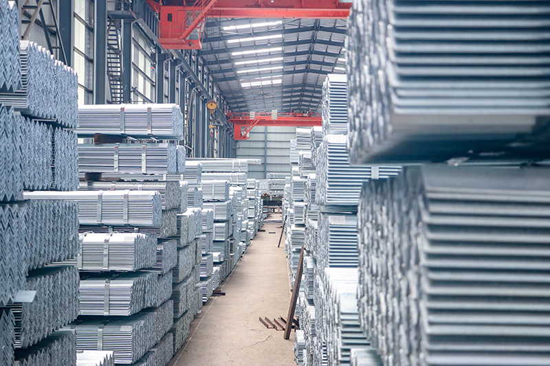 Stock de matériaux en acier dans une usine