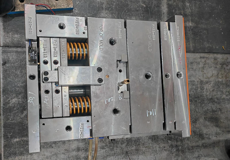 Types of Injection Molds - Double Parting Surface Injection Mold
